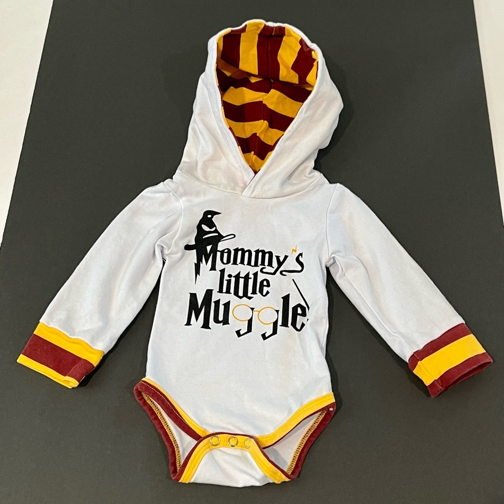 Harry Potter baby hooded onesie/ bodysuit. Excellent condition Size 6 M